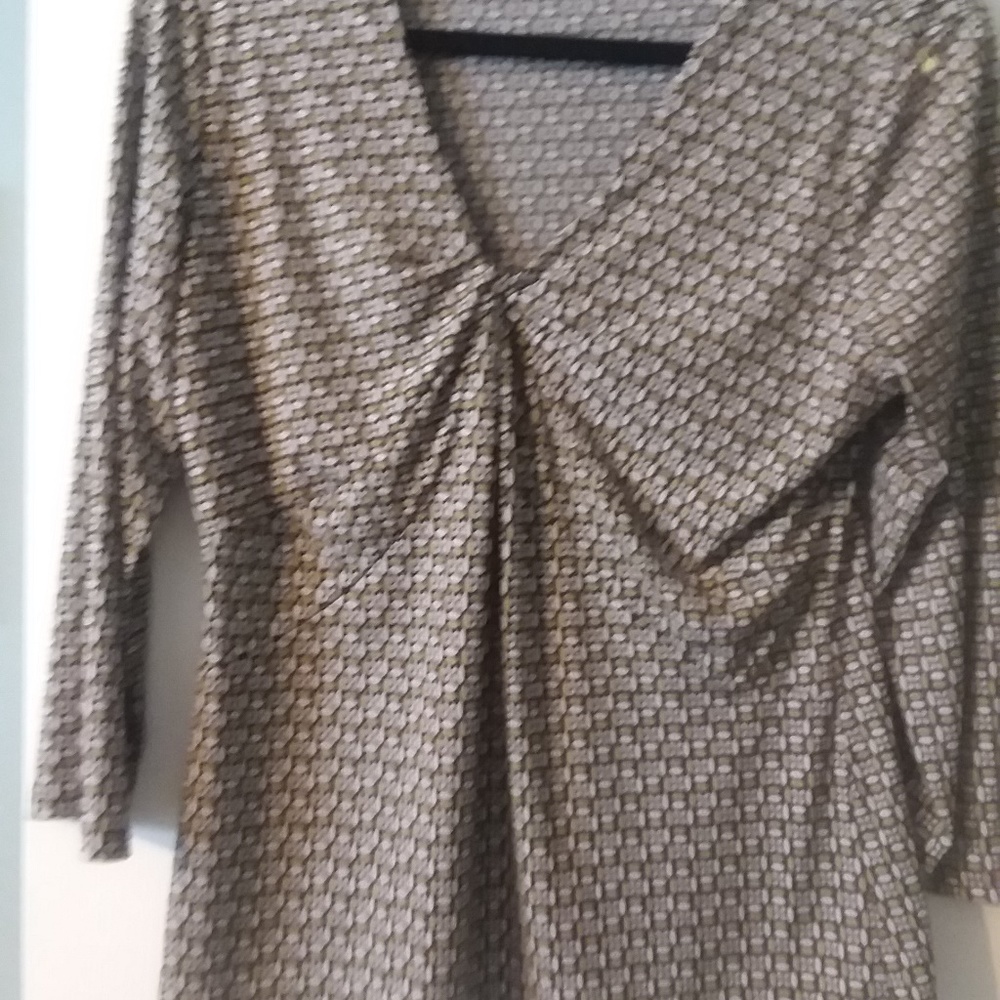 Pretty flowy 3/4 length sleeve top - Large